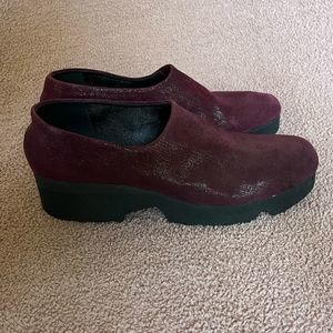 Thierry Rabotin Burgundy Shimmer Slip On Shoes Women’s Size 39.5